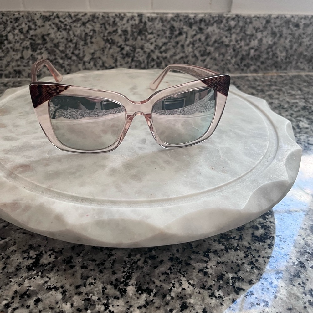 Chic Pink Sunglasses with Gradient Lenses and Modern Design